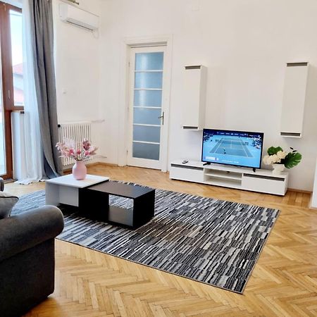 Cozy Apartment Near City Center Бухарест Экстерьер фото