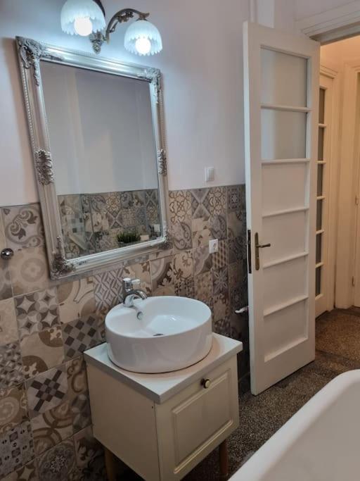 Cozy Apartment Near City Center Бухарест Экстерьер фото