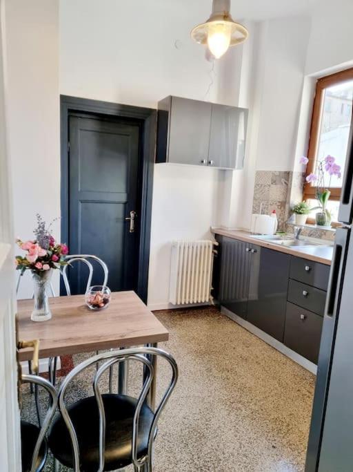 Cozy Apartment Near City Center Бухарест Экстерьер фото