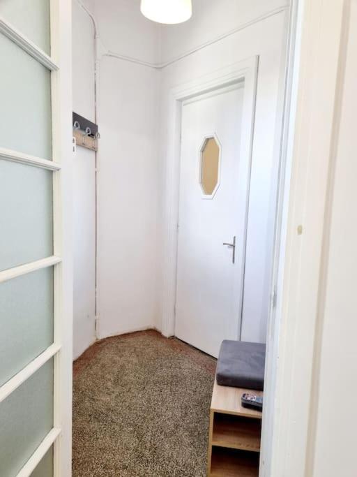 Cozy Apartment Near City Center Бухарест Экстерьер фото