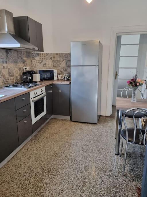 Cozy Apartment Near City Center Бухарест Экстерьер фото