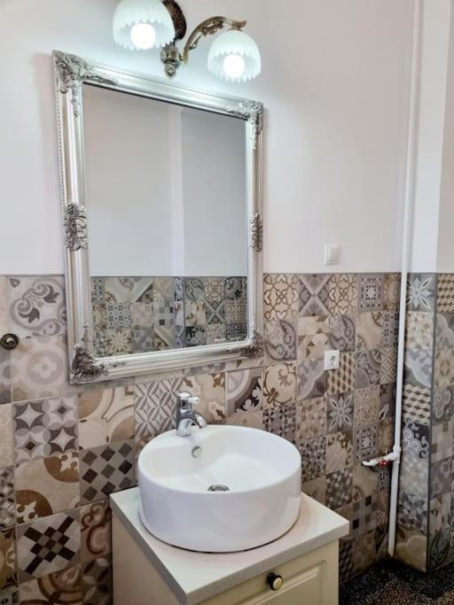 Cozy Apartment Near City Center Бухарест Экстерьер фото