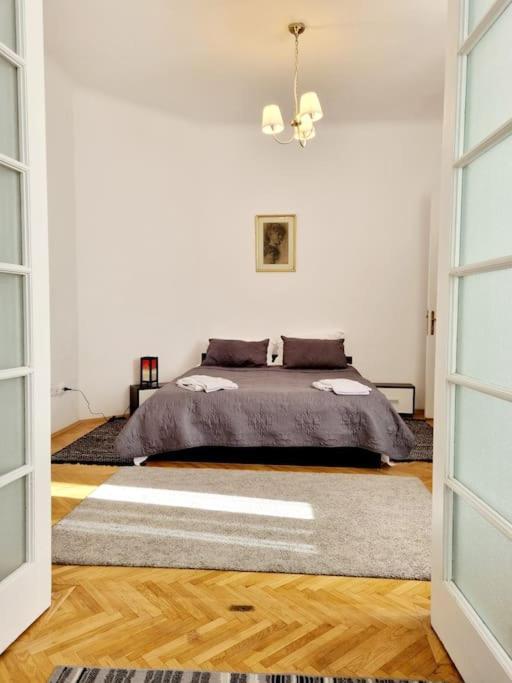 Cozy Apartment Near City Center Бухарест Экстерьер фото