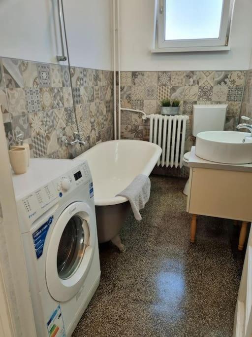 Cozy Apartment Near City Center Бухарест Экстерьер фото