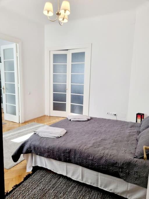 Cozy Apartment Near City Center Бухарест Экстерьер фото