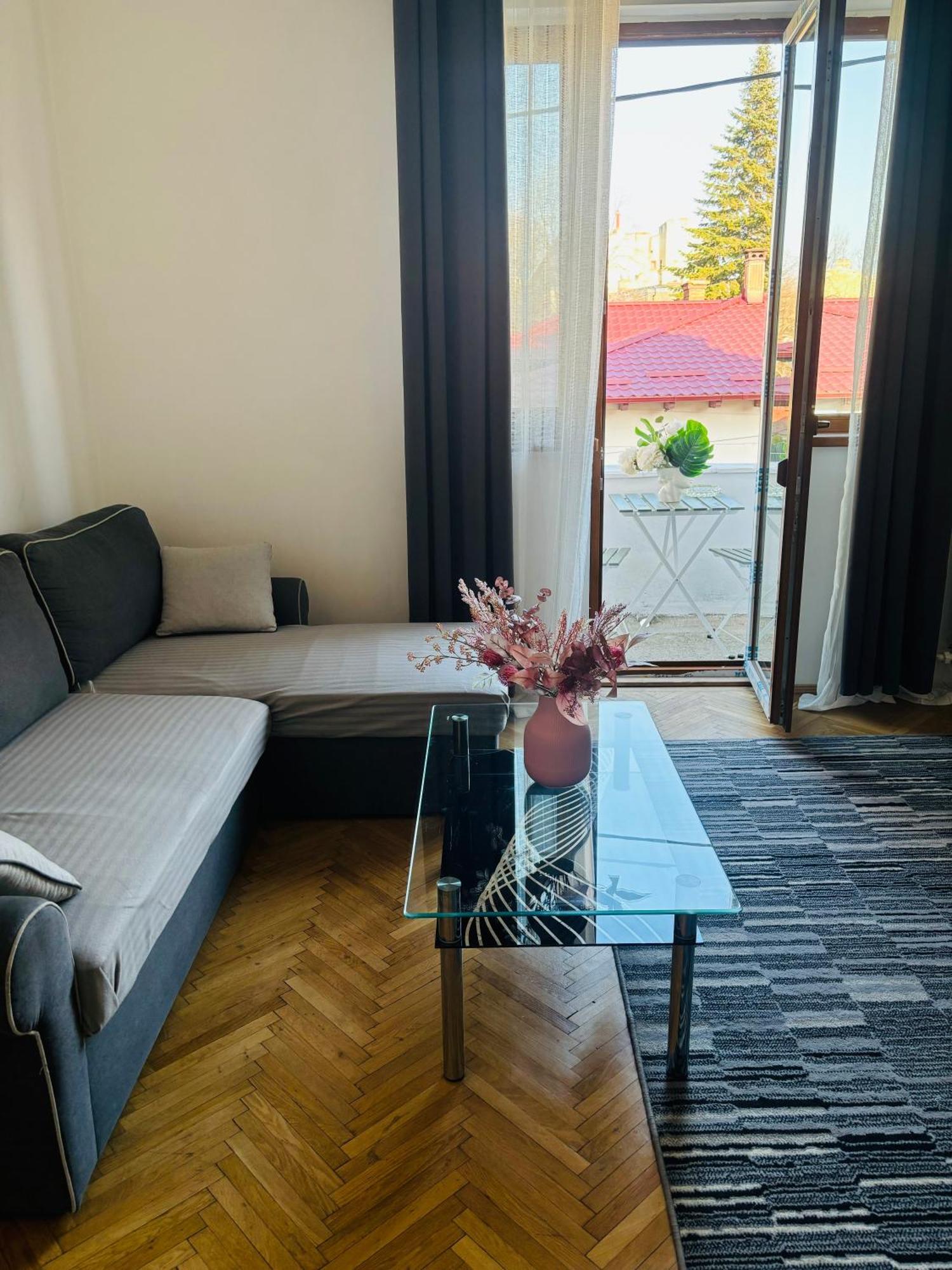 Cozy Apartment Near City Center Бухарест Экстерьер фото
