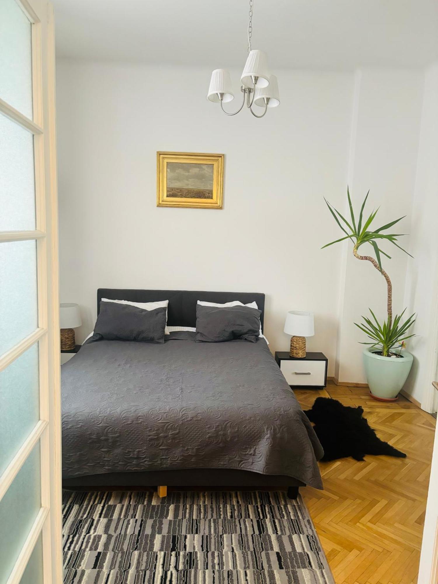 Cozy Apartment Near City Center Бухарест Экстерьер фото