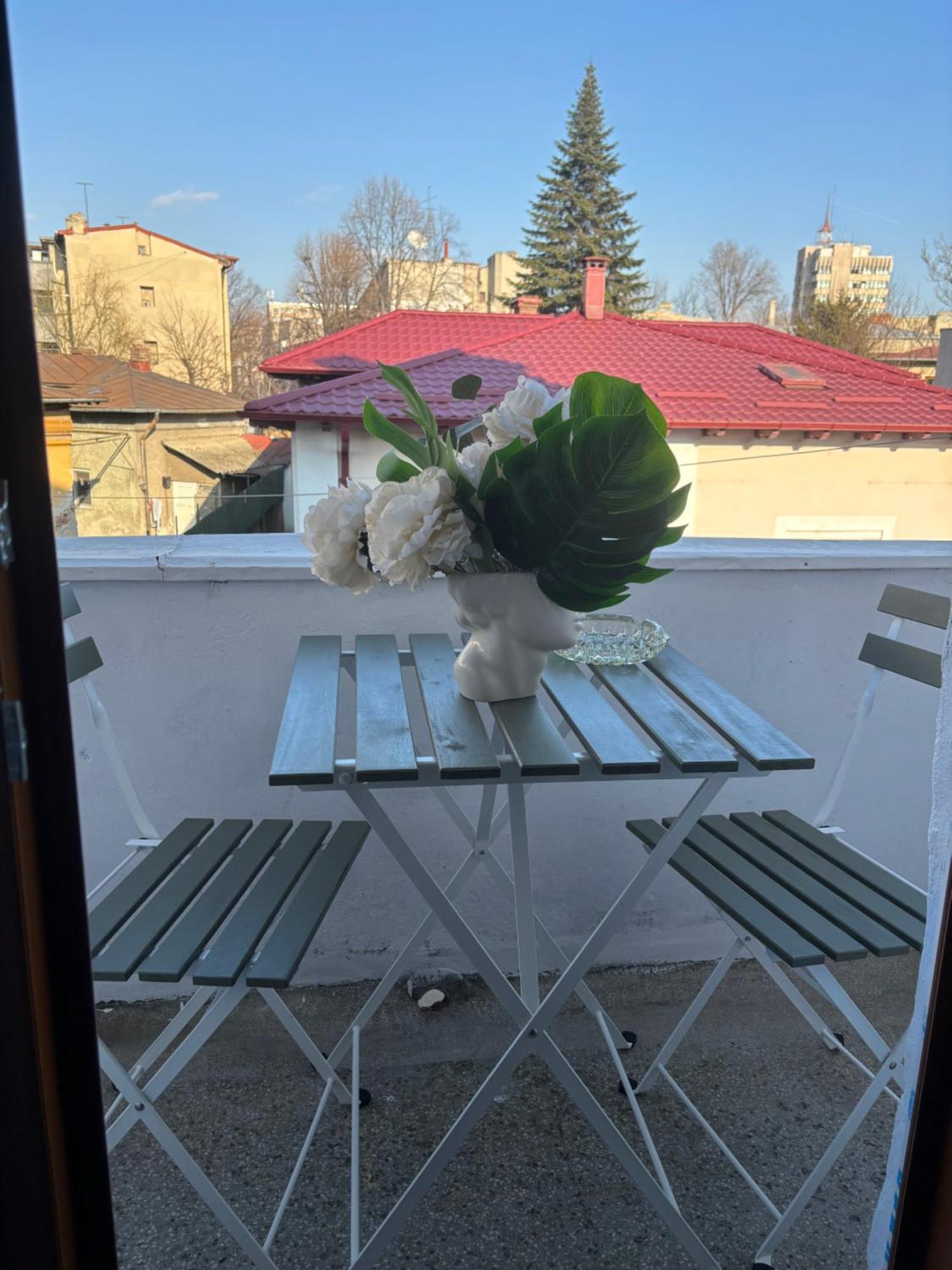 Cozy Apartment Near City Center Бухарест Экстерьер фото
