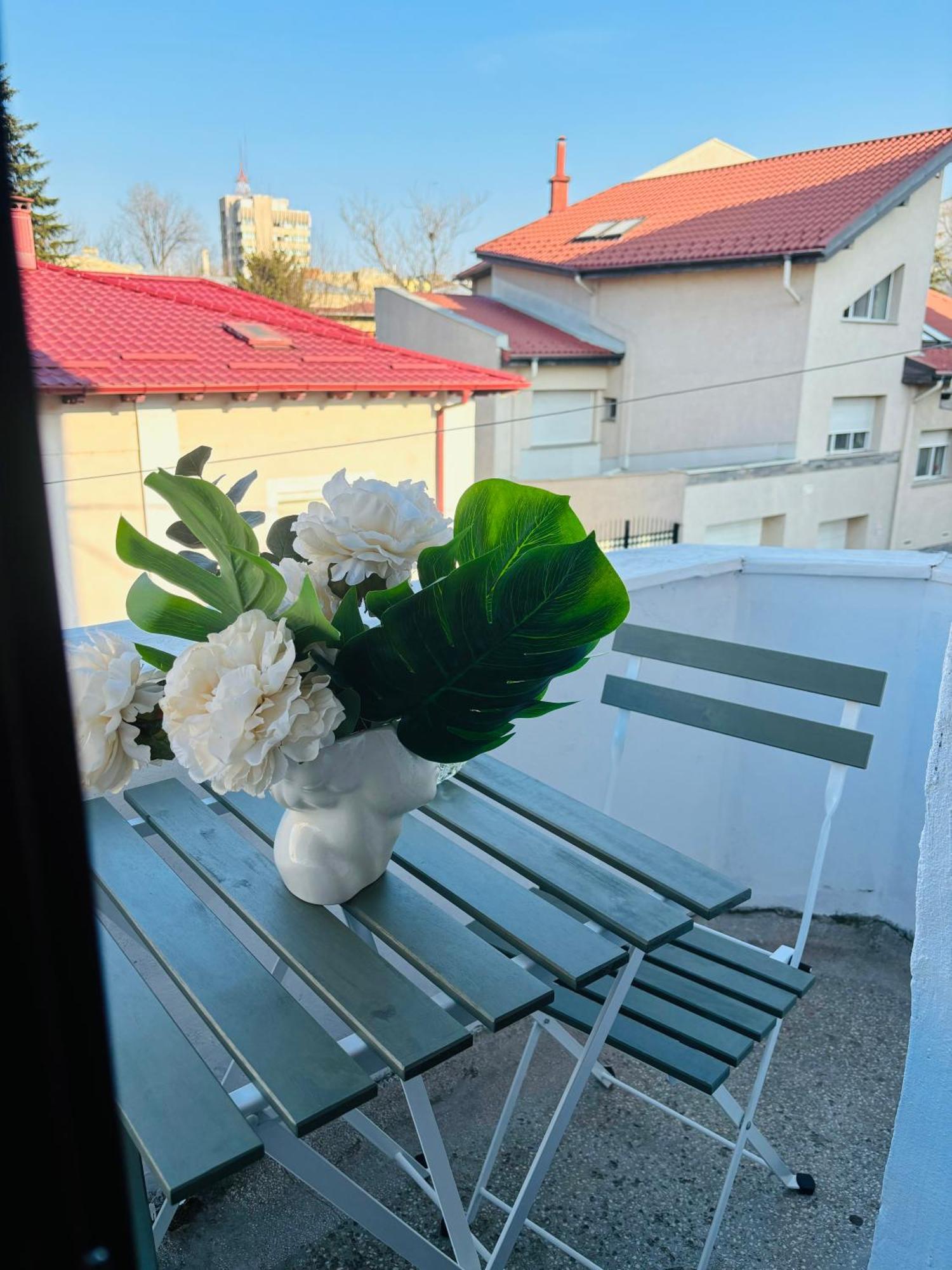 Cozy Apartment Near City Center Бухарест Экстерьер фото
