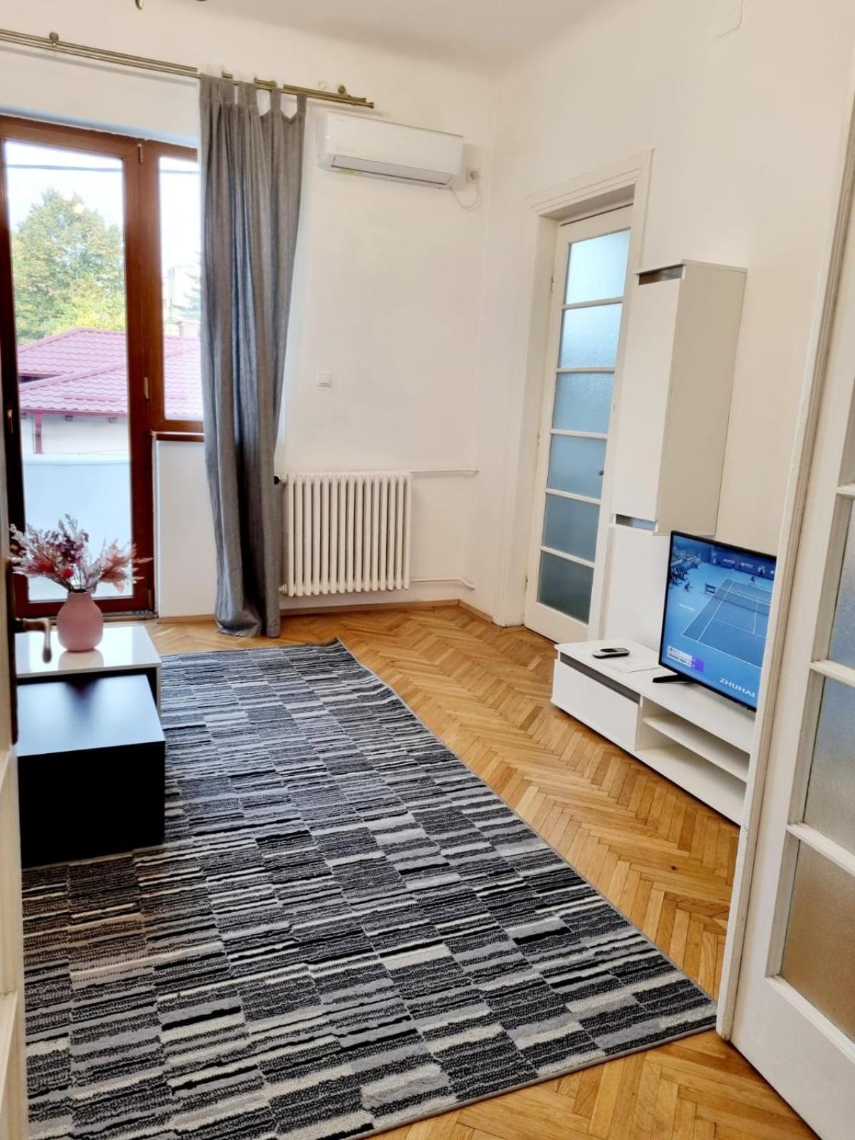 Cozy Apartment Near City Center Бухарест Экстерьер фото